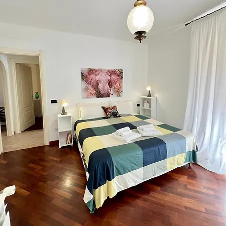 Apartment La - Animal House *