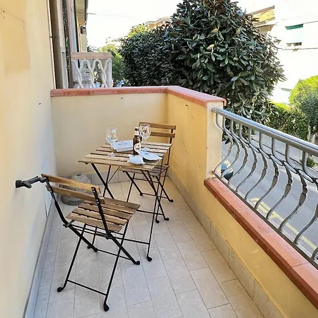 Apartment La - Animal House *
