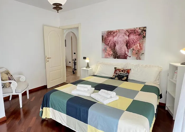 Apartment La - Animal House *