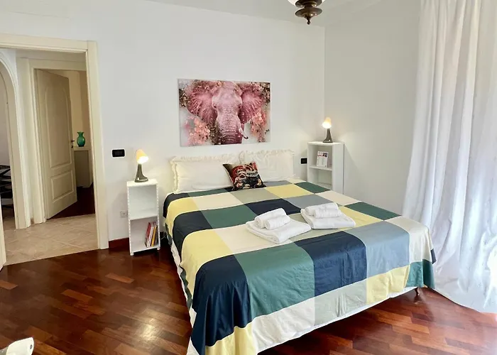 Apartment La - Animal House *